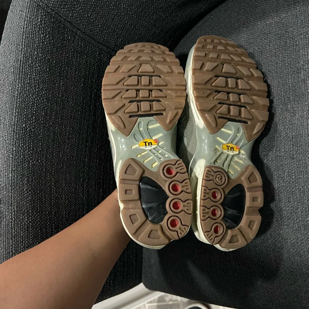 Nikes - Picture 3 of 4